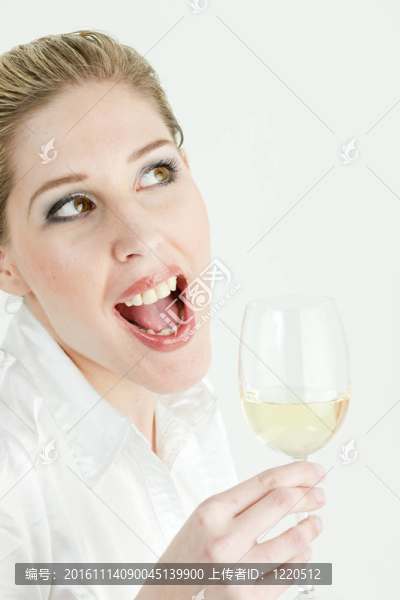 年輕女子的肖像與一杯白葡萄酒