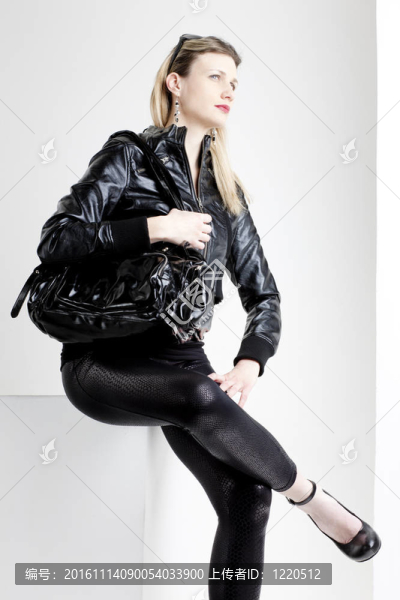 坐著的女人穿著時(shí)髦的黑色衣服