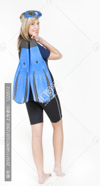 年輕女子站在穿著腳蹼和潛水潛水護目鏡