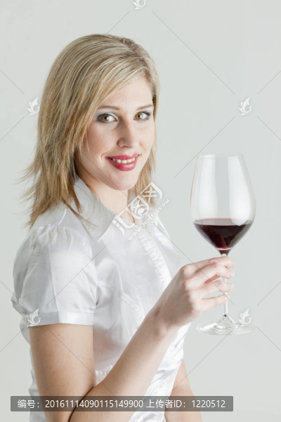 年輕女子的畫像與一杯紅葡萄酒
