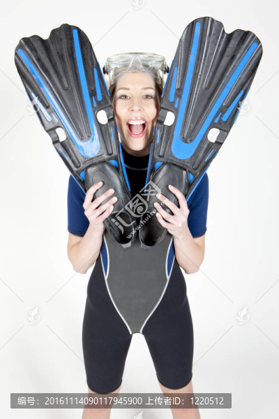 年輕女子站在穿著腳蹼和潛水潛水護目鏡