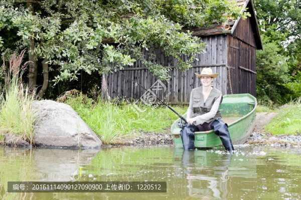 坐在船上的釣魚女人