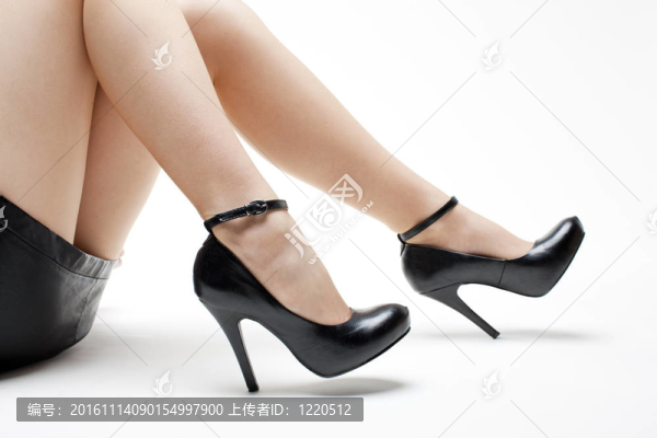 穿著黑色鞋子的躺著女人的細節(jié)