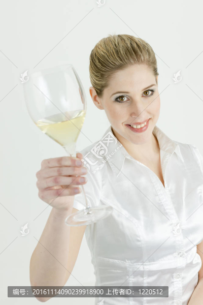 年輕女子的肖像與一杯白葡萄酒