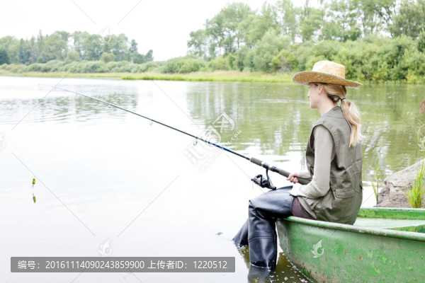 坐在船上的釣魚(yú)女人