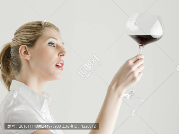年輕女子的畫像與一杯紅葡萄酒
