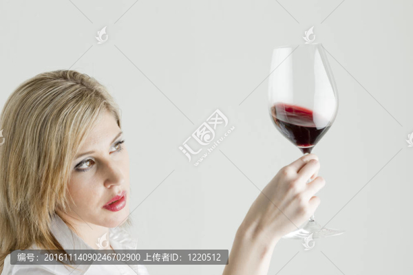 年輕女子的畫像與一杯紅葡萄酒