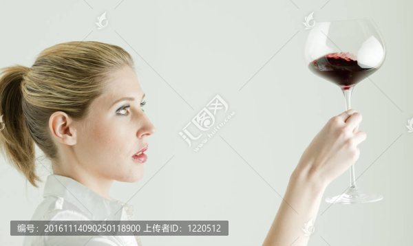 年輕女子的畫(huà)像與一杯紅葡萄酒