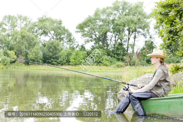 坐在船上的釣魚(yú)女人