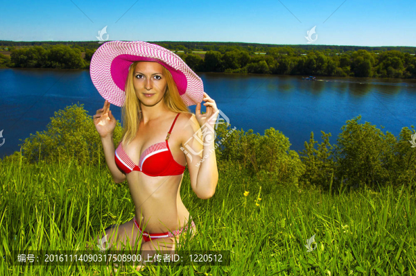 美麗的黑女人性感比基尼的身體。夏天