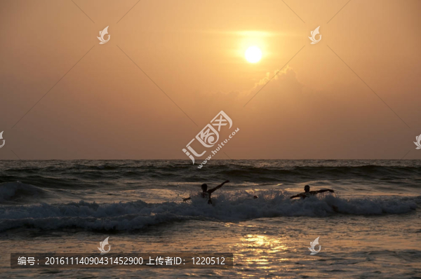 幸福的孩子在夕陽的剪影