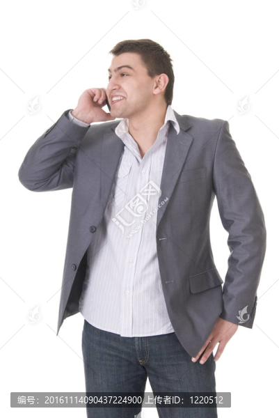 年輕的休閑男子與電話