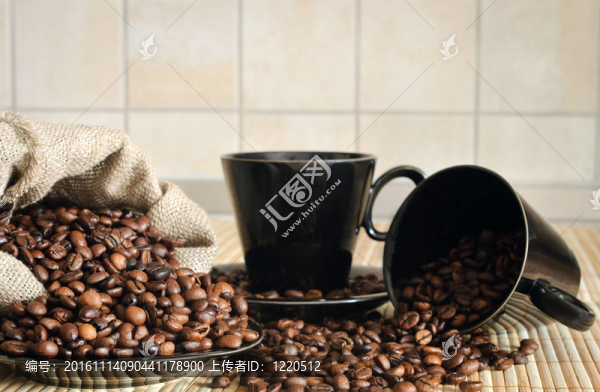 有杯子和袋的咖啡豆