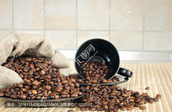 有杯子和袋子的咖啡豆