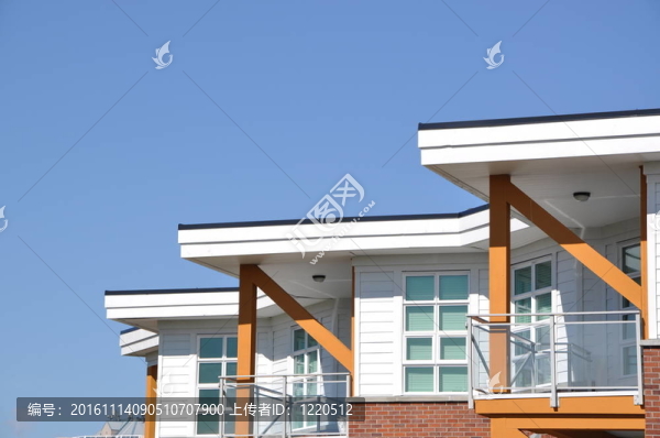 藍(lán)色天空的大房子屋頂