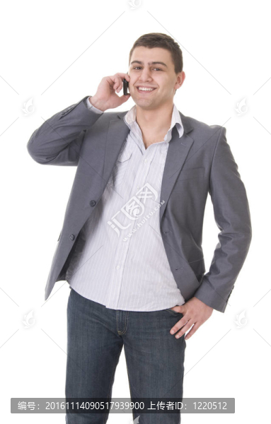 年輕的休閑男子與電話