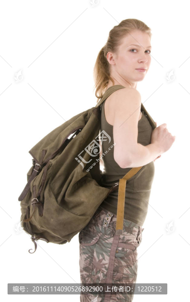 背包一個(gè)年輕的女人
