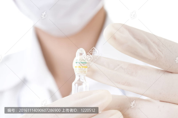 醫(yī)生手上的液體藥物