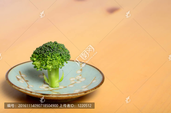 盤子上的花椰菜