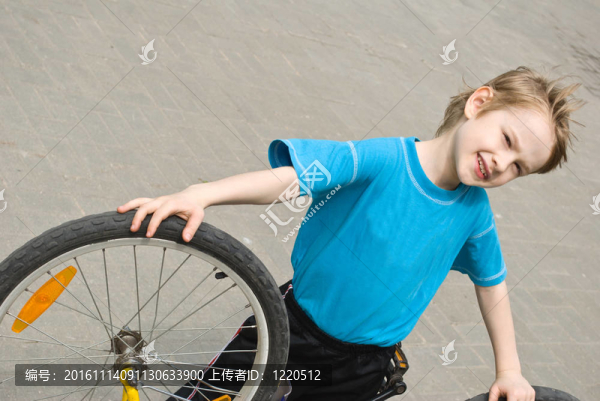 男孩坐在自行車上