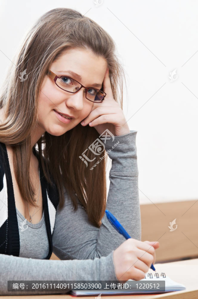 美女學(xué)生女孩學(xué)習(xí)