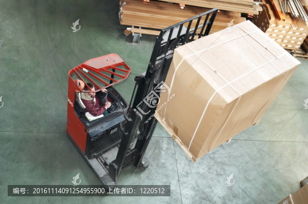 倉(cāng)庫(kù)堆垛機(jī)在工作