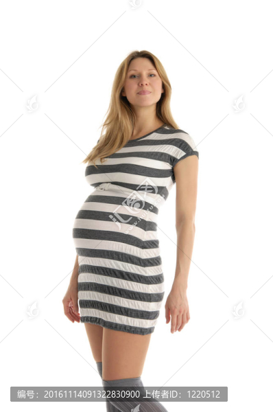 快樂(lè)的孕婦有條紋的衣服
