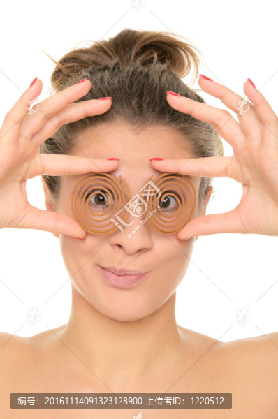 年輕的女人擁有螺旋的芳香