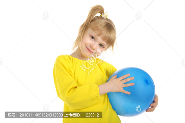 帶藍色球的小女孩