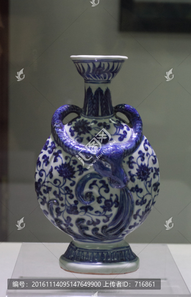明青花纏枝花卉牛首瓶