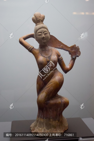 唐三彩伎樂俑,反彈琵琶