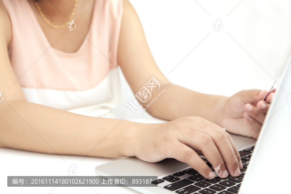 網(wǎng)購的女士