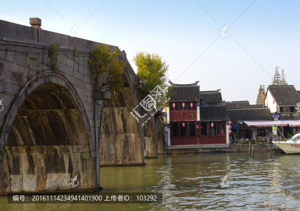 上海朱家角古鎮(zhèn)的放生橋風(fēng)光