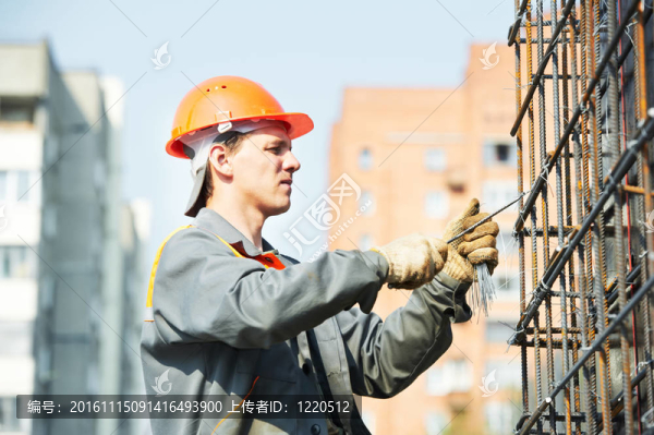 建筑工人加固