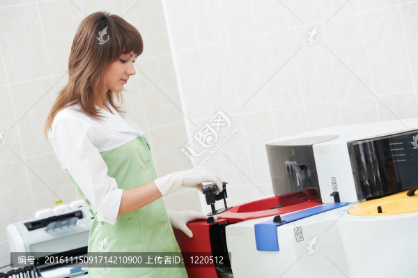 用滴管的女醫(yī)生