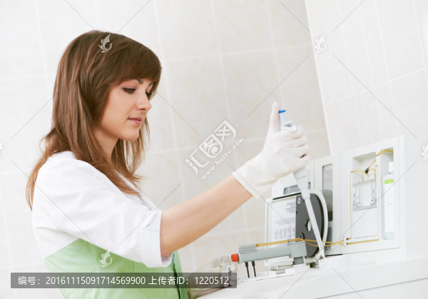 用滴管的女醫(yī)生