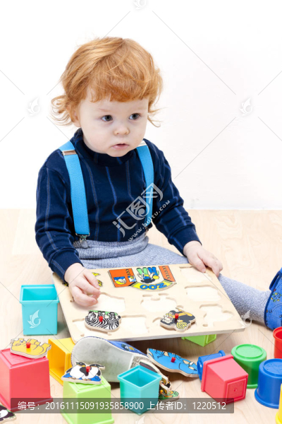 小男孩玩拼圖游戲