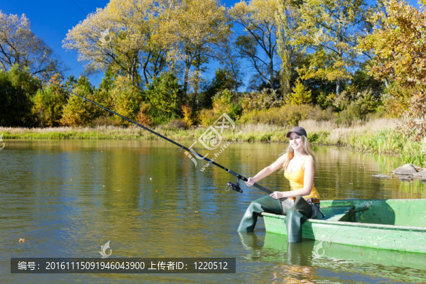 坐在船上的釣魚女人