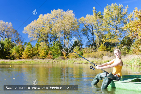 坐在船上的釣魚女人