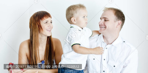 父母與小兒子的肖像
