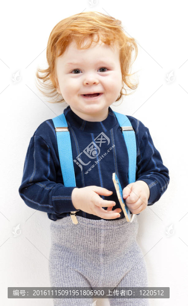 站立的小男孩玩具的肖像