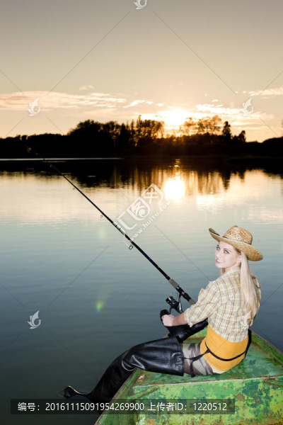 坐在船上的釣魚女人