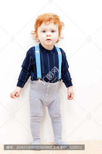 站著的小男孩