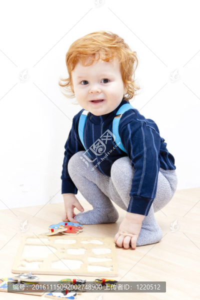 小男孩玩拼圖游戲