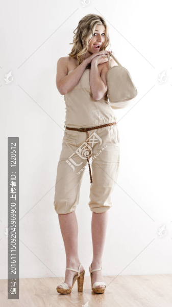 站著的女人穿著夏天的衣服和鞋子