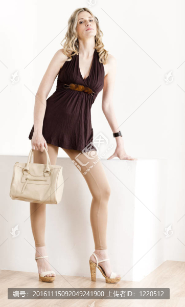 站著的女人穿著夏天的衣服和鞋子