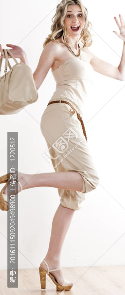 站著的女人穿著夏天的衣服和鞋子