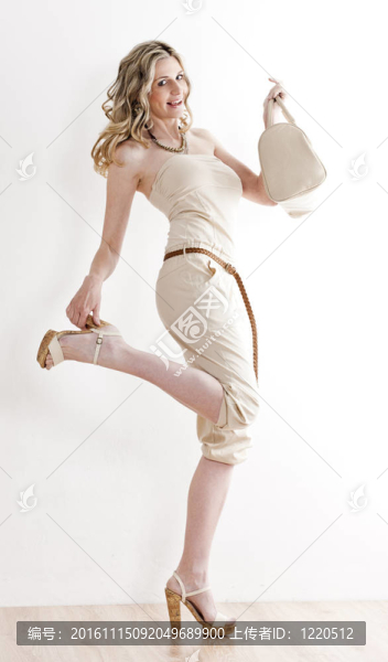 站著的女人穿著夏天的衣服和鞋子