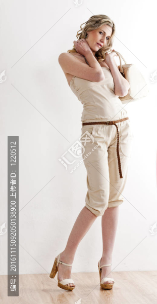 站著的女人穿著夏天的衣服和鞋子