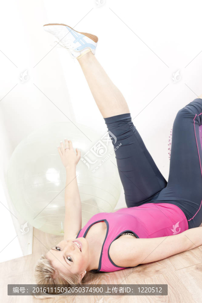 健身房的年輕女子